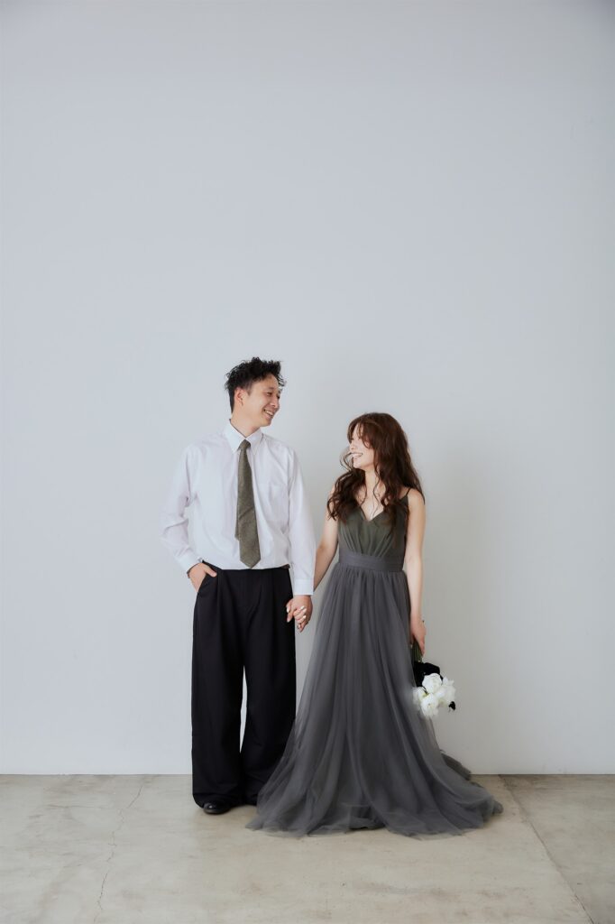 グレーのドレスで向かい合う新郎新婦のスタジオフォト