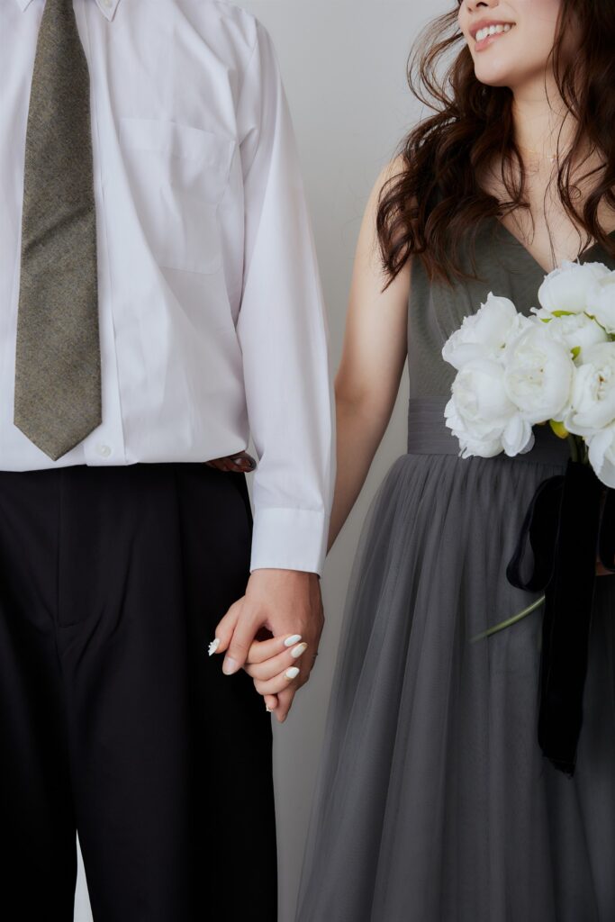 ブーケを持ち手をつなぐ新郎新婦の手元