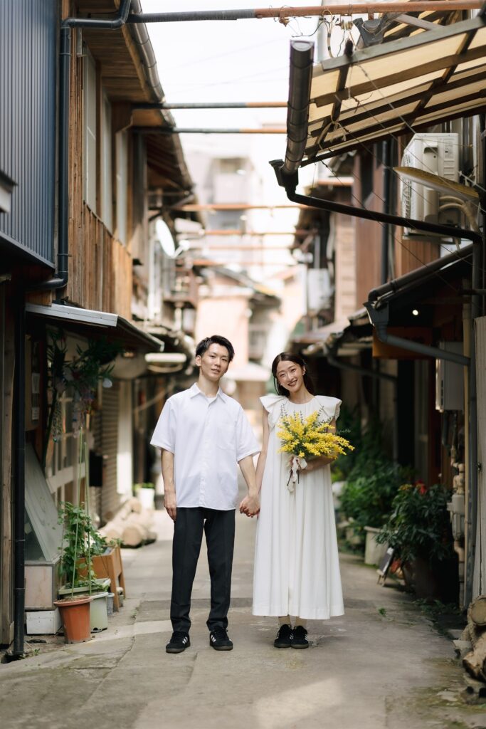 路地を歩く新郎新婦のロケーションフォトウェディング