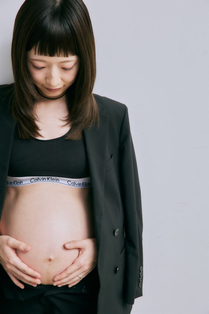 お腹をやさしく包むマタニティフォト