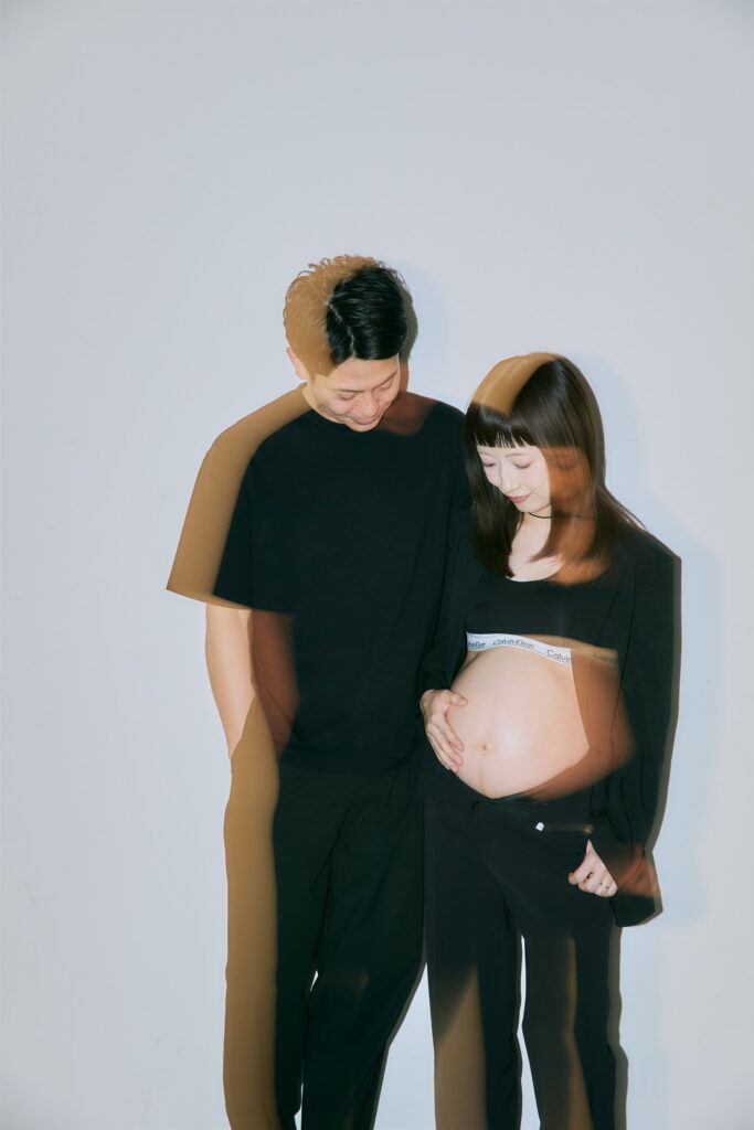 夫婦で寄り添って撮影したマタニティフォト
